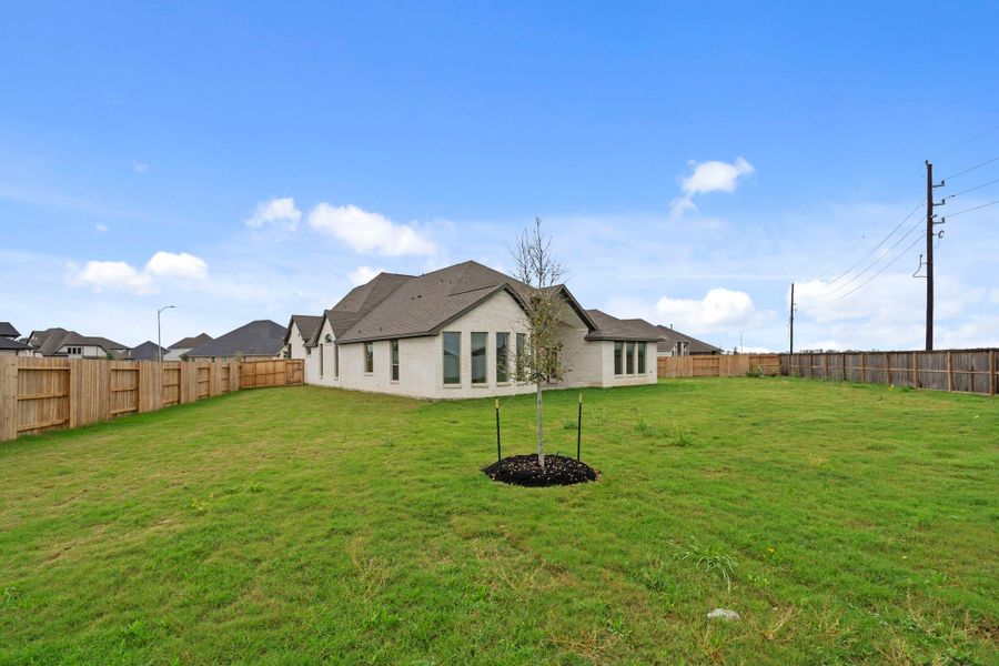 Exterior details and patio area of a home in Valencia, Manvel (Image 3).