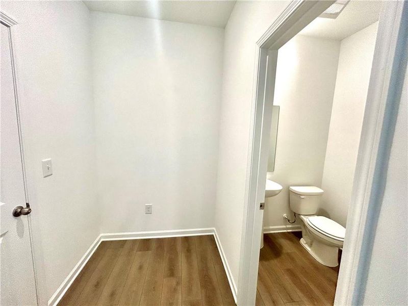 Spacious, unfurnished interior of a new home in The Pointe at Heron Bay, Locust Grove (Image 11).