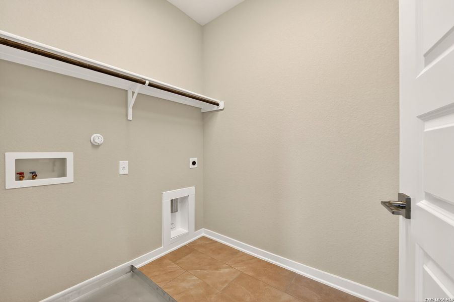 Spacious, unfurnished interior of a new home in Trilogy Grove, San Antonio (Image 9).