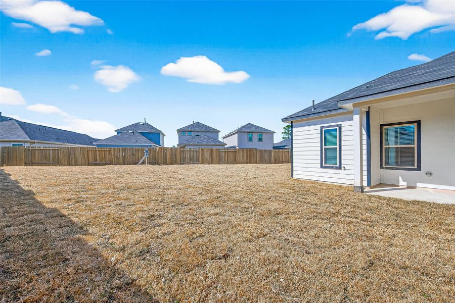Exterior details and patio area of a home in Woodland Lakes, Houston (Image 23).
