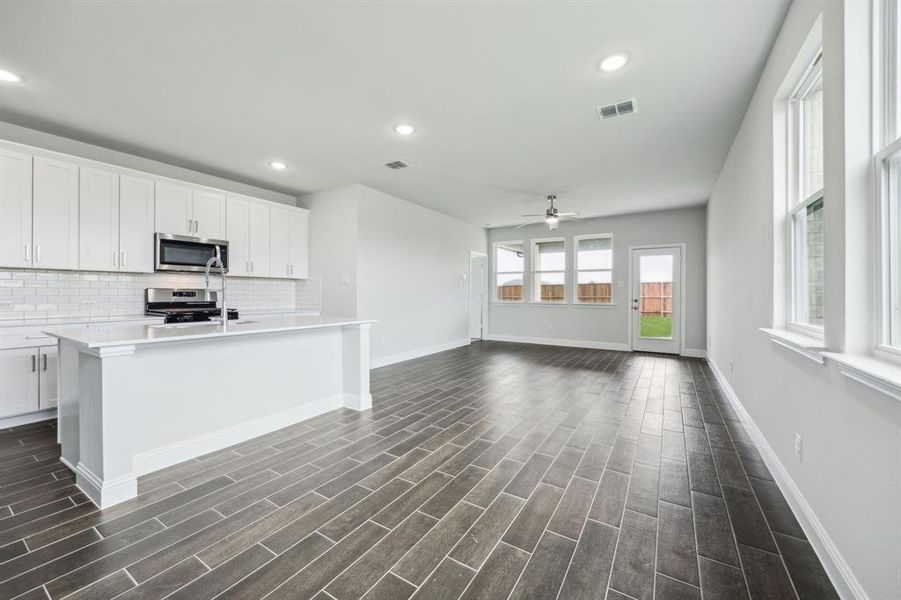 Spacious, unfurnished interior of a new home in Bellagio, Forney (Image 9).