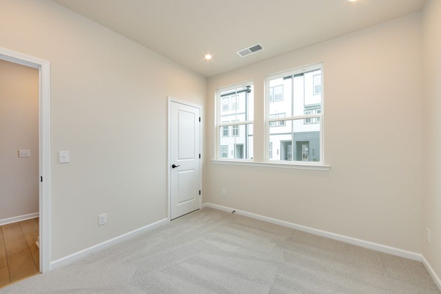 Spacious, unfurnished interior of a new home in Bellflower, Charlotte (Image 19).