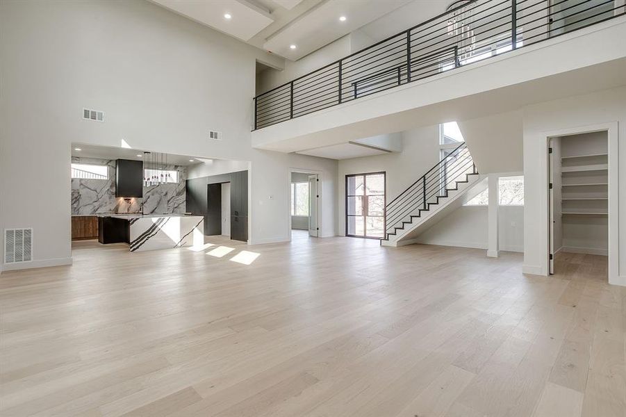 Spacious, unfurnished interior of a new home in , Arlington (Image 33).