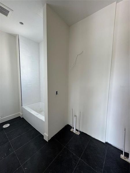 Spacious, unfurnished interior of a new home in , Tampa (Image 18).