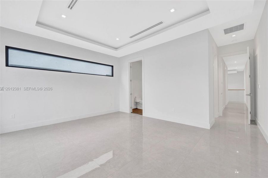 Spacious, unfurnished interior of a new home in , Miami (Image 24).