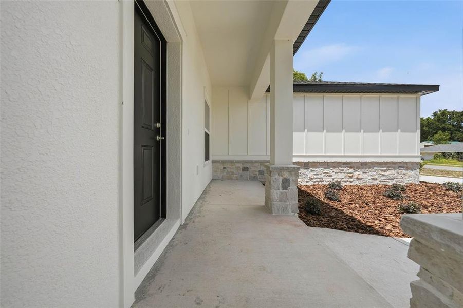 Exterior details and patio area of a home in , Astatula (Image 4).