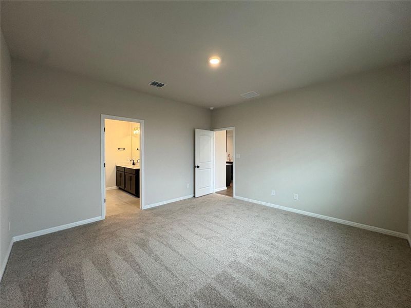 Spacious, unfurnished interior of a new home in Willow Springs, Buda (Image 26).