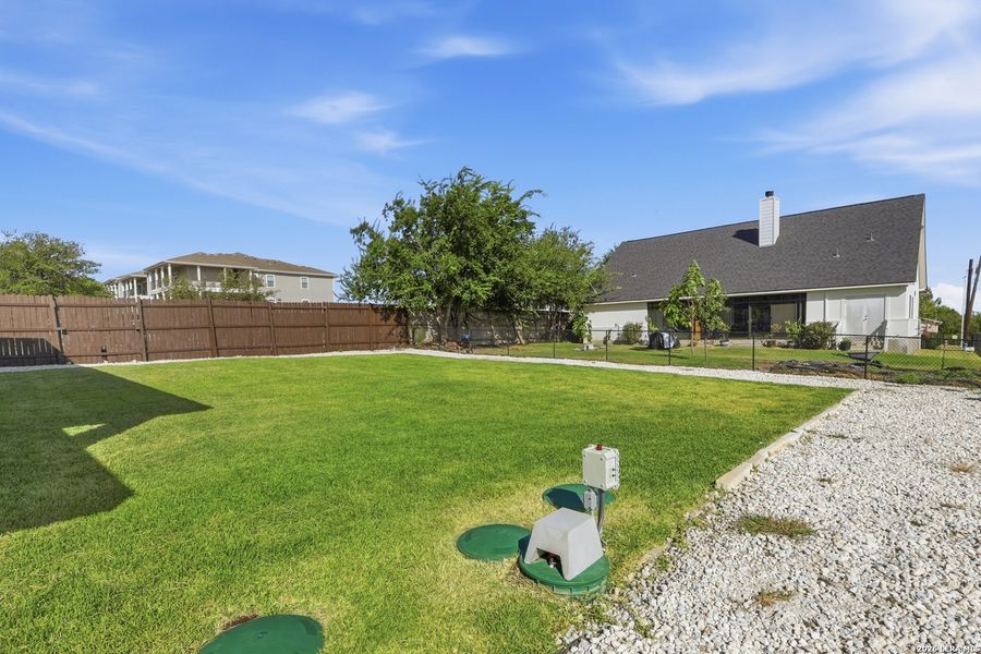 Exterior details and patio area of a home in , Selma (Image 3).