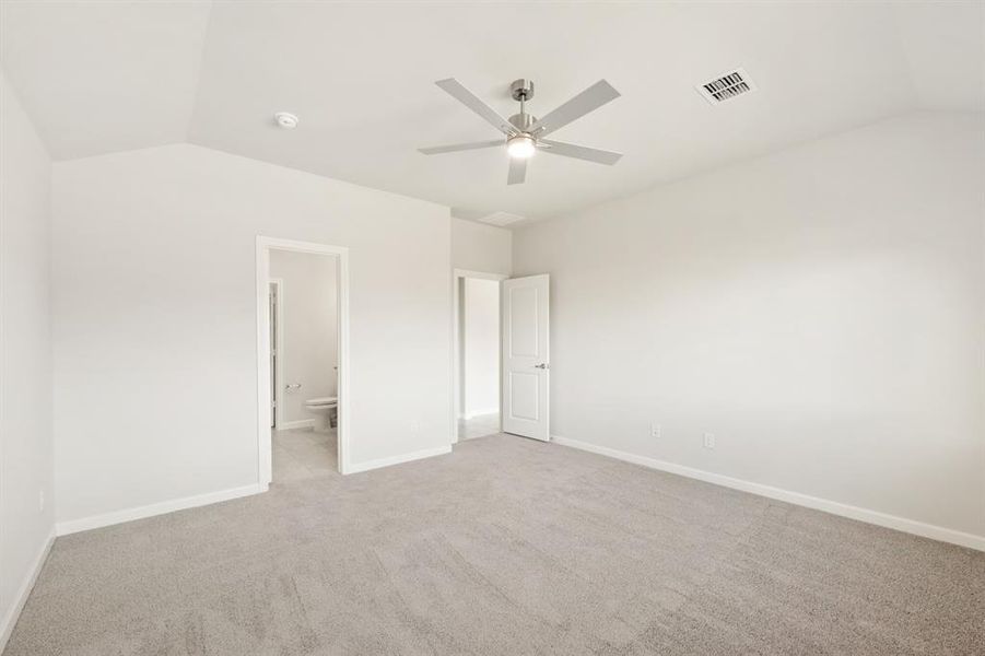 Spacious, unfurnished interior of a new home in Eagle Glen Elements, Alvarado (Image 29).