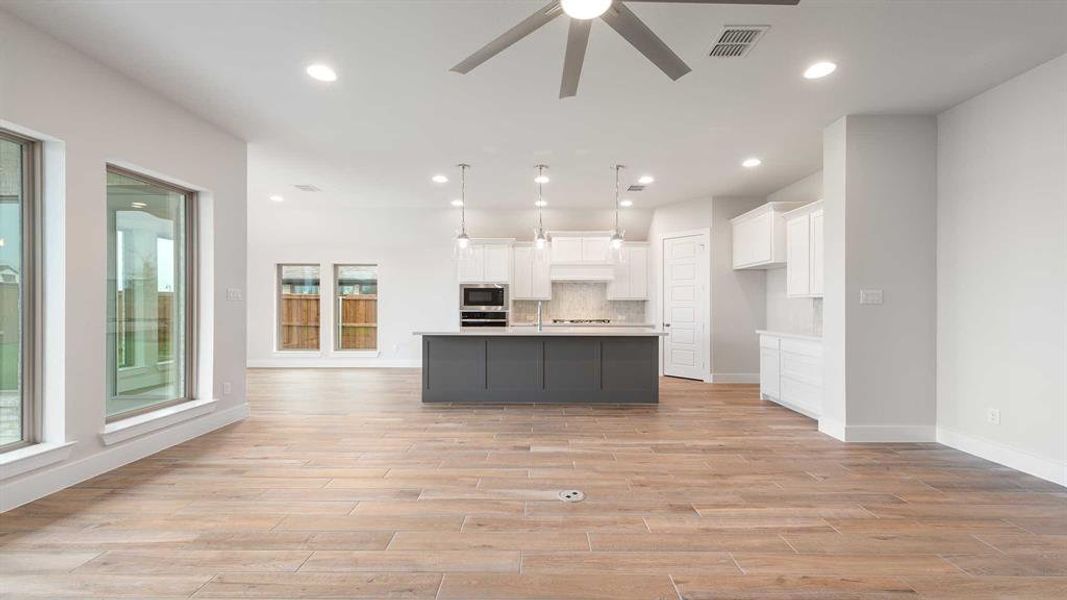 Spacious, unfurnished interior of a new home in Myrtle Creek 60', Waxahachie (Image 17).