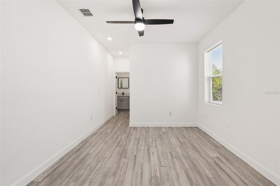 Spacious, unfurnished interior of a new home in , Orlando (Image 16).