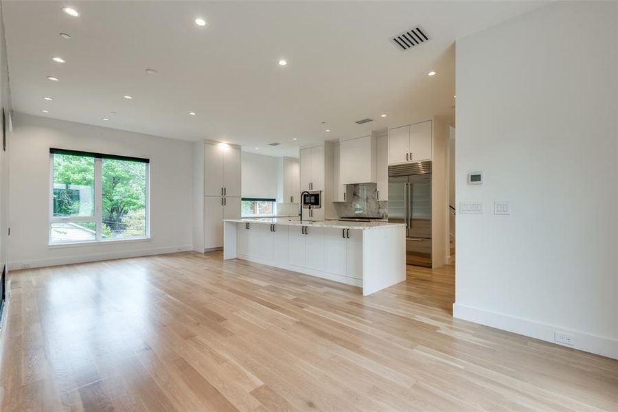 Spacious, unfurnished interior of a new home in , Dallas (Image 14).