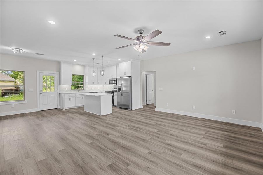 Spacious, unfurnished interior of a new home in , Tom Bean (Image 29).