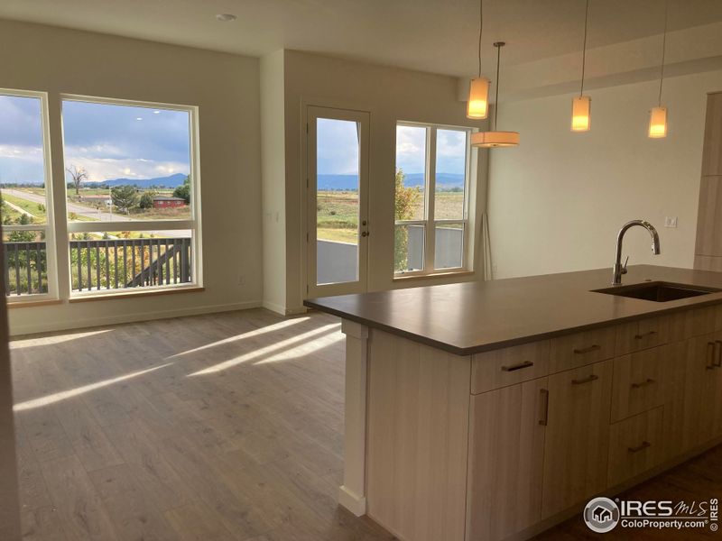 Fluid kitchen, living and dining room with 10' ceilings