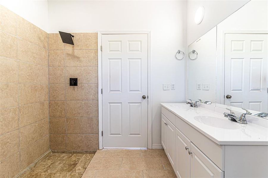 Furnished interior view inside a new home in , Lake Placid (Image 9).