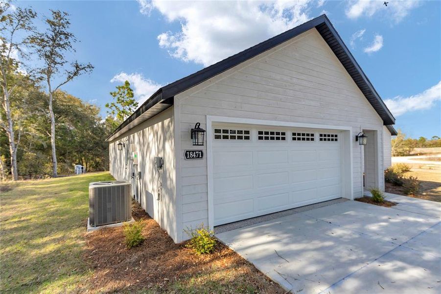Exterior details and patio area of a home in , Dunnellon (Image 31).