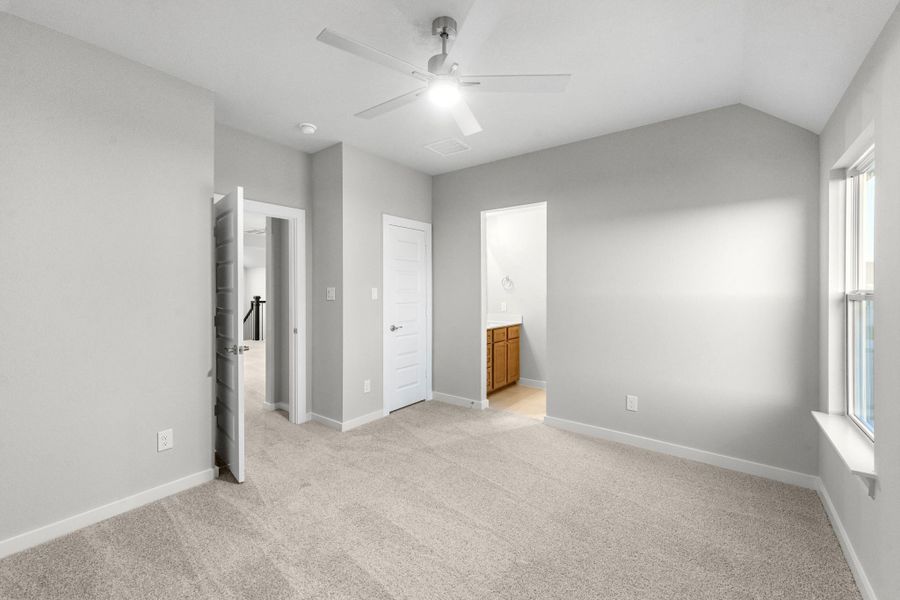 Spacious, unfurnished interior of a new home in Briarwood Crossing, Rosenberg (Image 24).