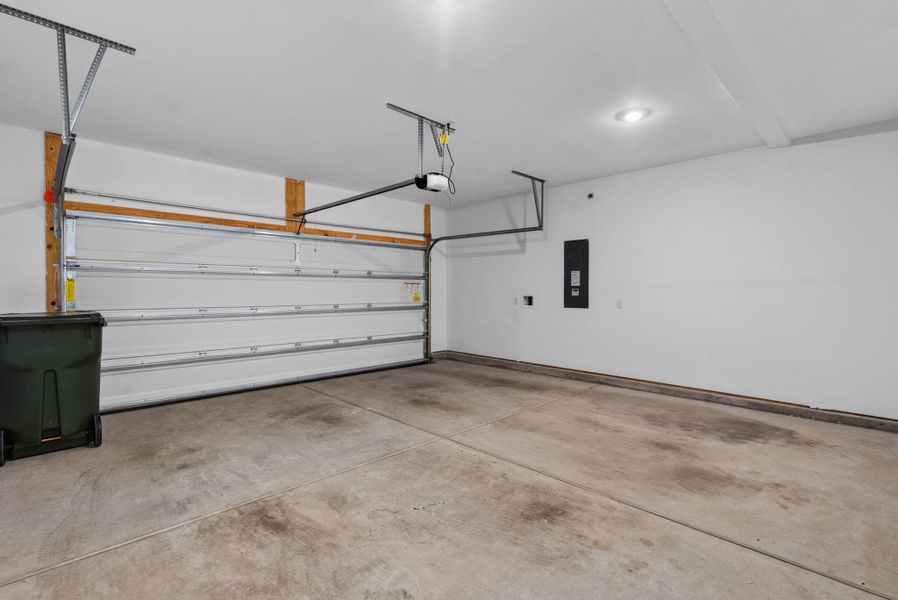 Spacious, unfurnished interior of a new home in Sweetgrass at Summers Corner, Summerville (Image 44).