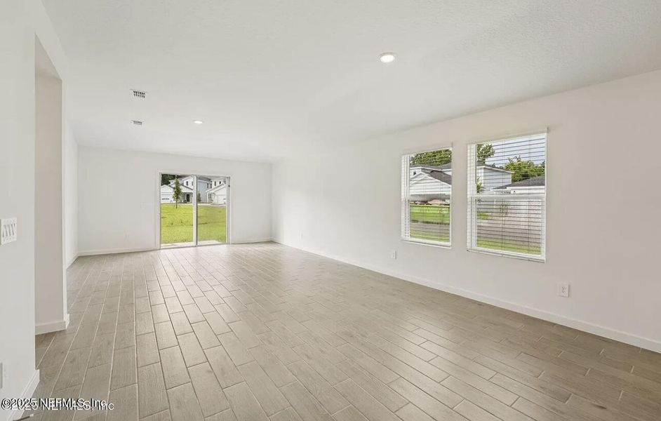 Spacious, unfurnished interior of a new home in Kings Crossing, Jacksonville (Image 12).
