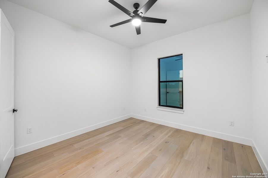 Spacious, unfurnished interior of a new home in , Bandera (Image 23).
