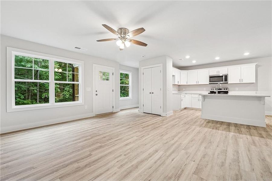 Spacious, unfurnished interior of a new home in , Gainesville (Image 6).