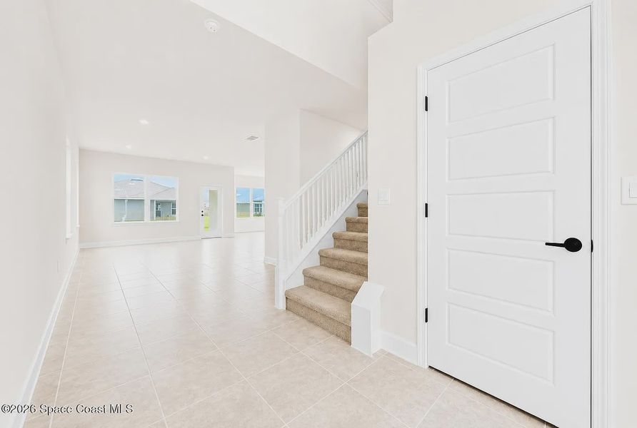 Spacious, unfurnished interior of a new home in St. John's Preserve, Palm Bay (Image 15).