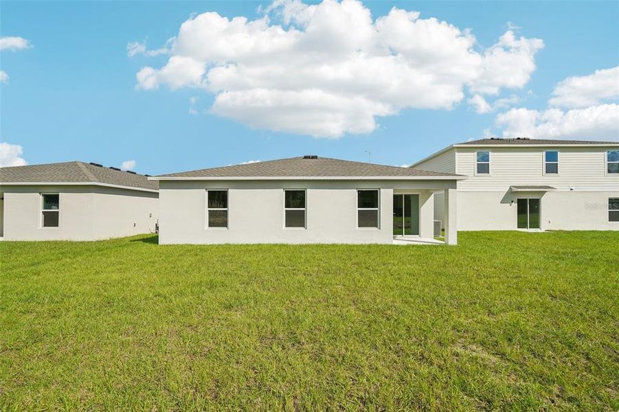 Exterior details and patio area of a home in West Oak, Ocala (Image 7).