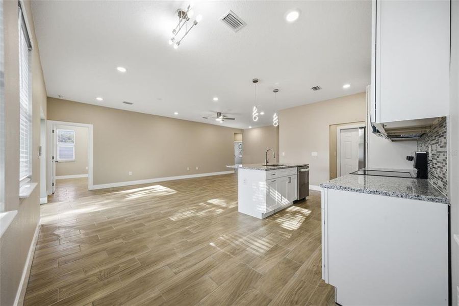 Spacious, unfurnished interior of a new home in , Tampa (Image 34).