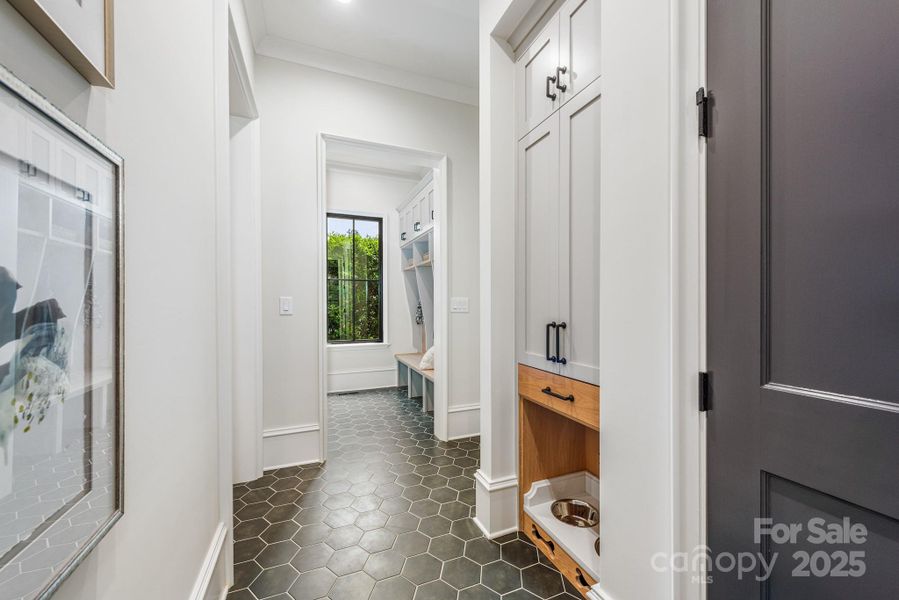 Drop Zone with Puppy Dining Drop Zone with Puppy Dining