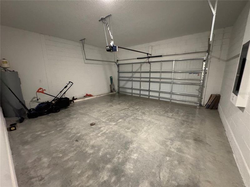 Spacious, unfurnished interior of a new home in , Ocala (Image 11).