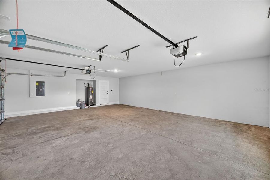 Spacious, unfurnished interior of a new home in Hill Country Estates, Dade City (Image 51).
