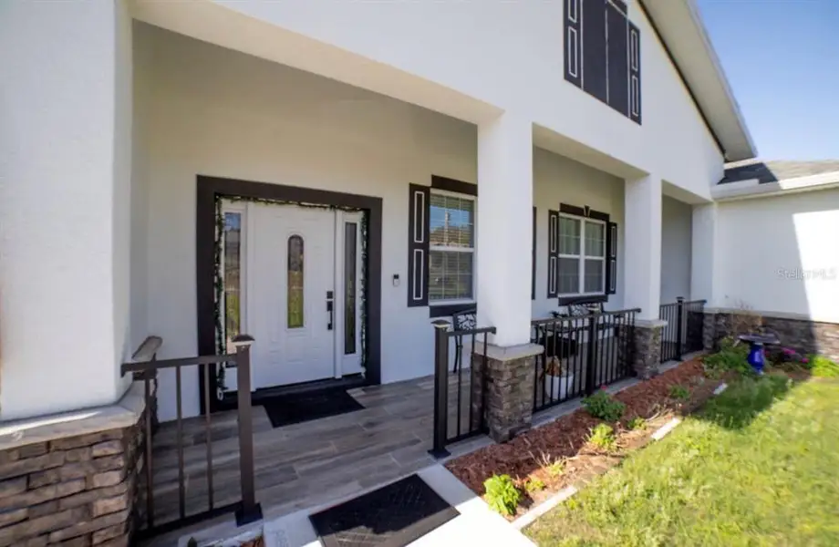Exterior details and patio area of a home in , Lake Wales (Image 3).