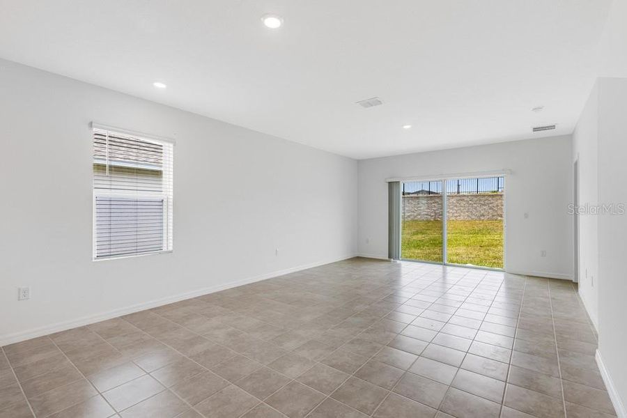 Spacious, unfurnished interior of a new home in Coasterra Community Group Page, Palmetto (Image 10).