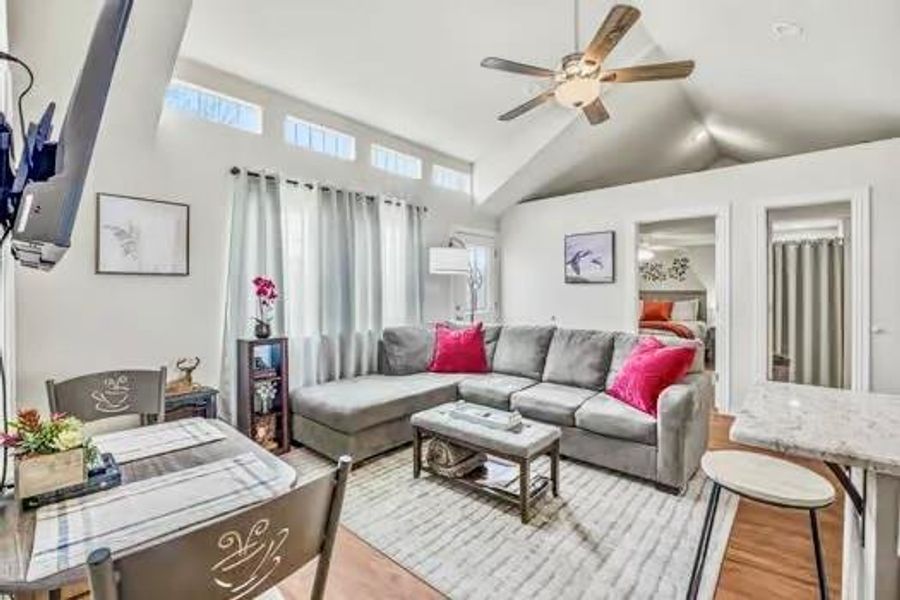 Breakfast area & spacious dining bar Breakfast area & spacious dining bar