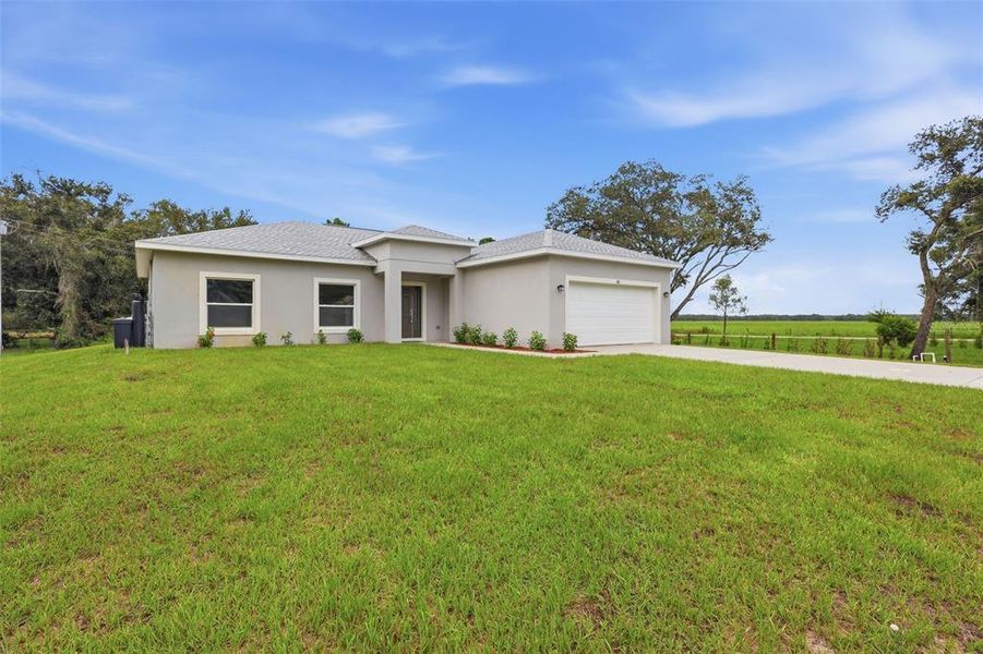 Exterior details and patio area of a home in , Yeehaw Junction (Image 28).