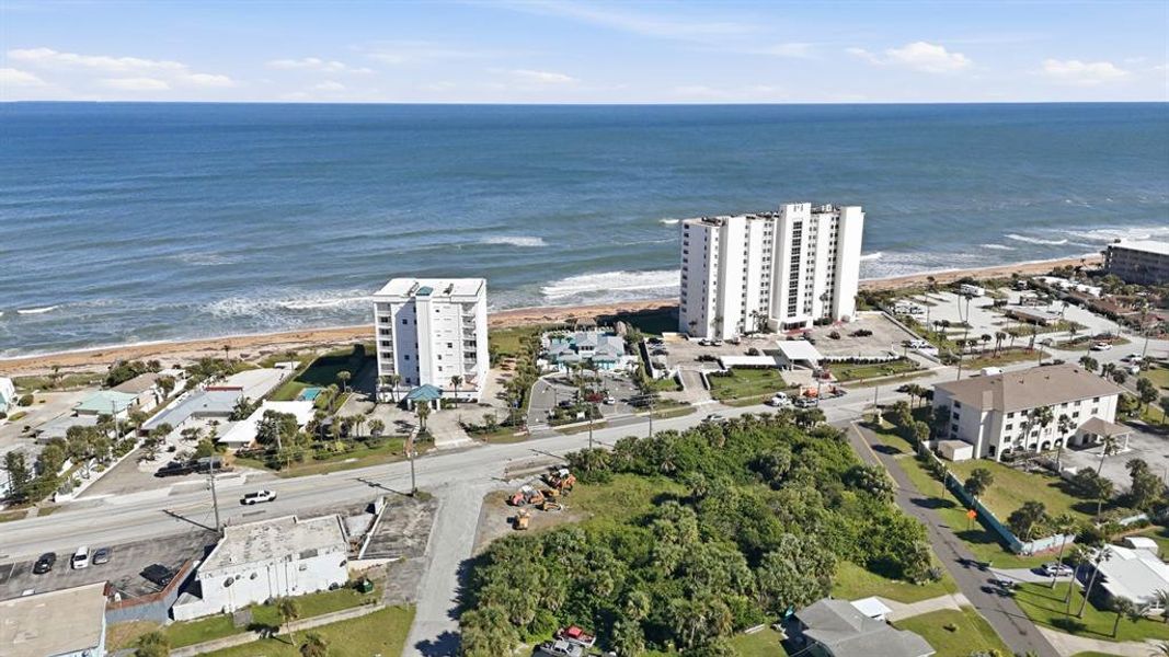 Condo located in Daytona Beach, FL showcasing its design and architecture (Image 6).