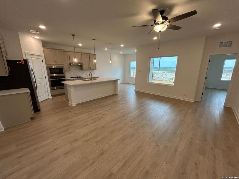 Spacious, unfurnished interior of a new home in Hennersby Hollow, San Antonio (Image 15).