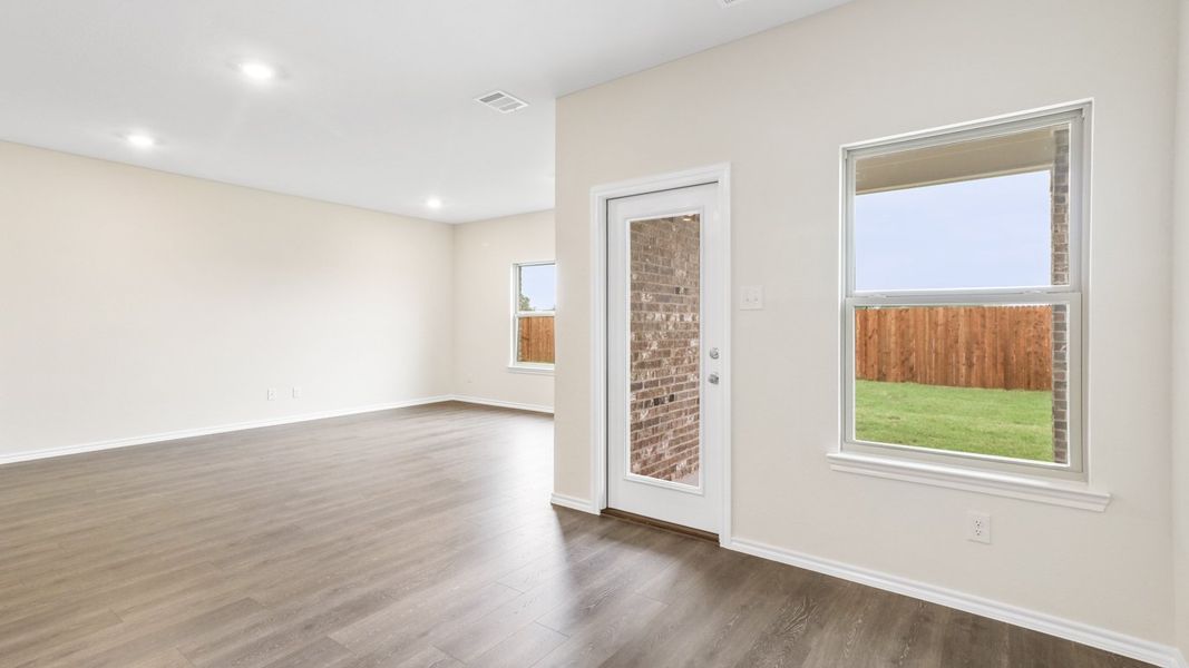 Spacious, unfurnished interior of a new home in Saddlebrook, Waxahachie (Image 28).