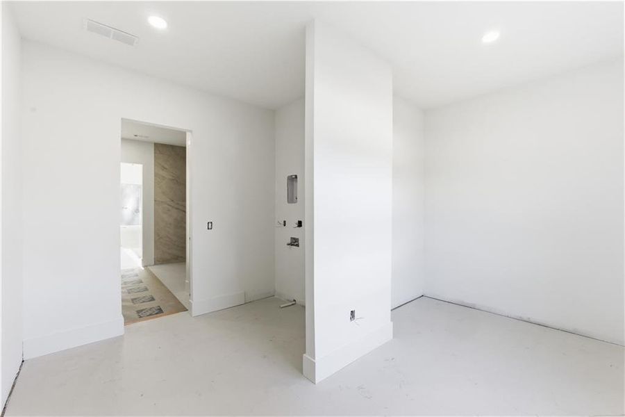 Spacious, unfurnished interior of a new home in , Duluth (Image 12).