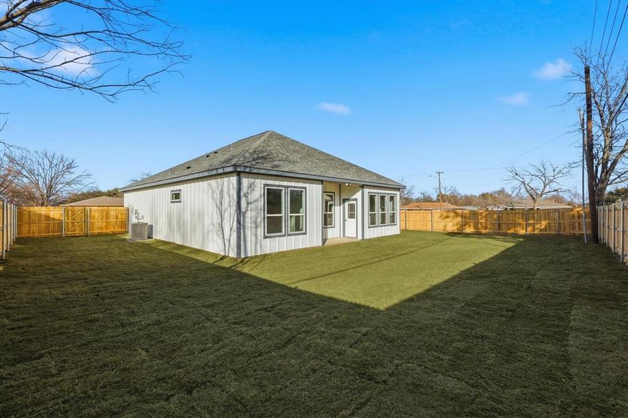 Exterior details and patio area of a home in , Haltom City (Image 3).