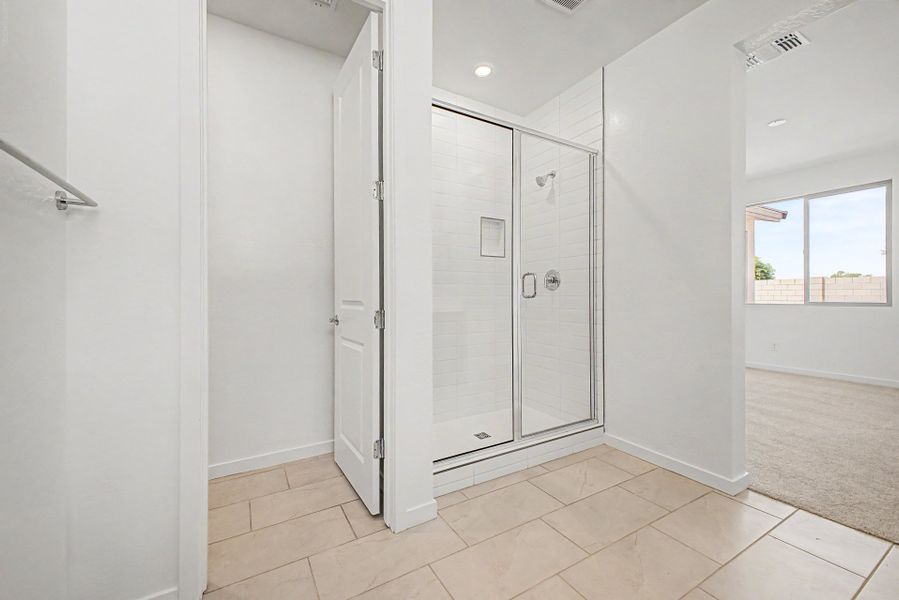 Spacious, unfurnished interior of a new home in Skyline Village, San Tan Valley (Image 10).