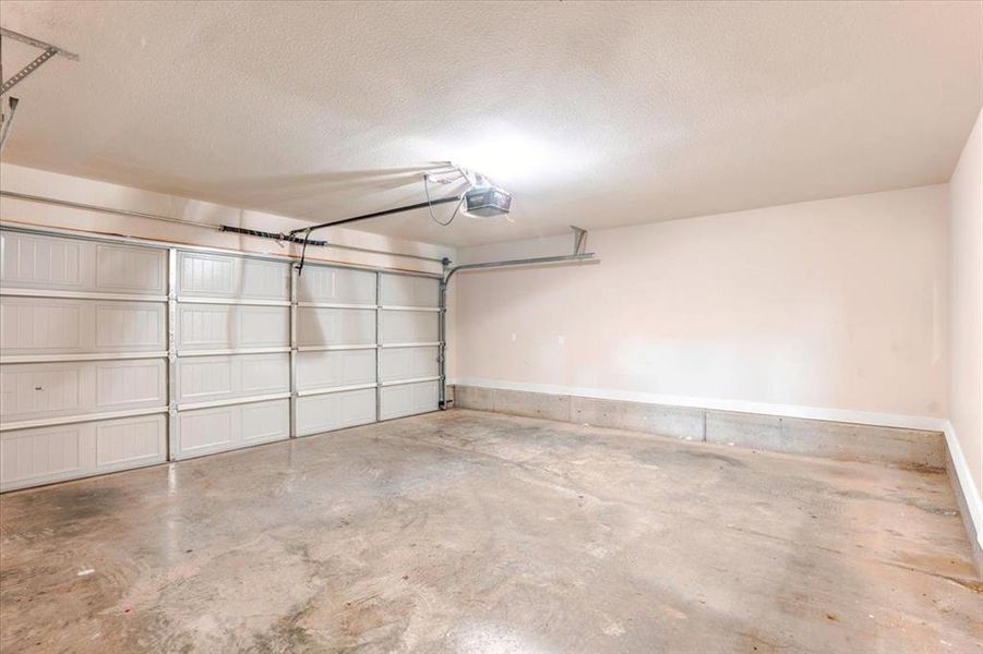 Spacious, unfurnished interior of a new home in , Glen Rose (Image 21).