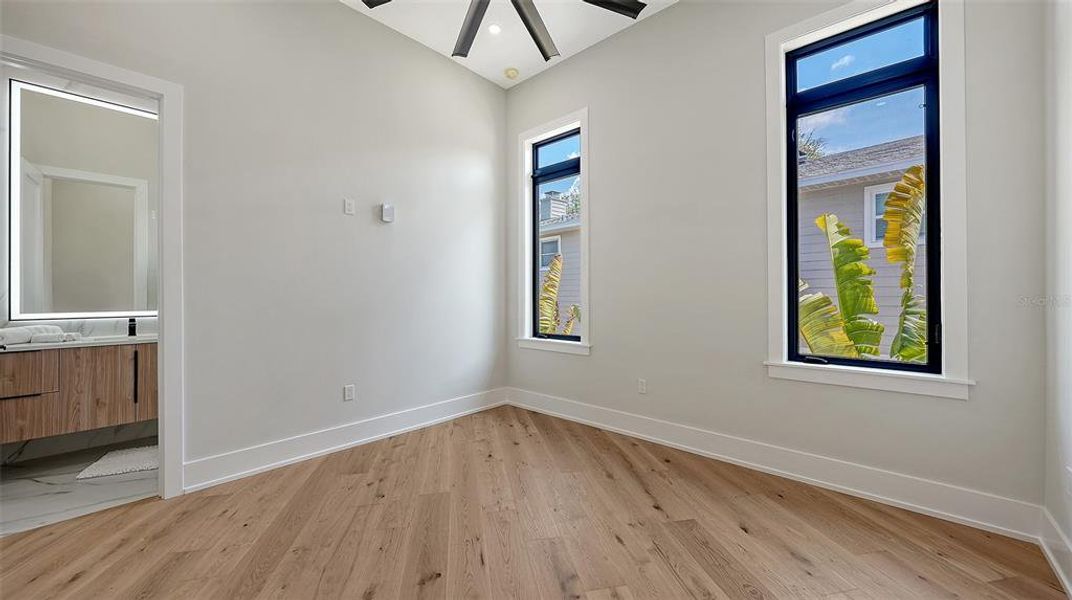 Spacious, unfurnished interior of a new home in , Sarasota (Image 20).