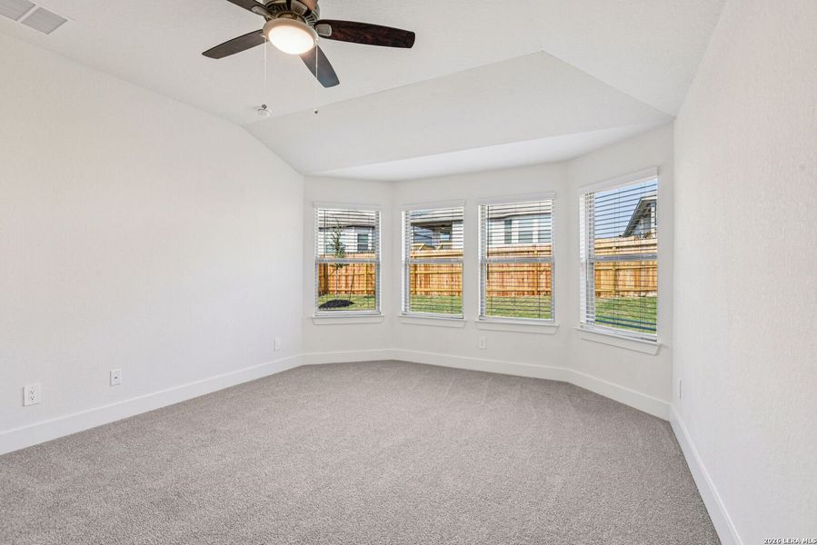 Spacious, unfurnished interior of a new home in Lark Canyon, New Braunfels (Image 34).