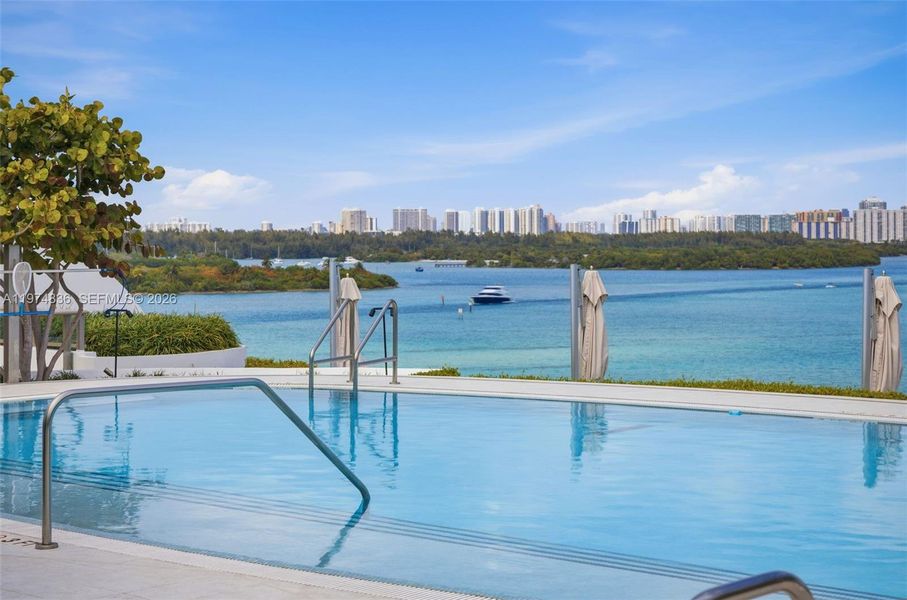 Roof top inifnity edge pool