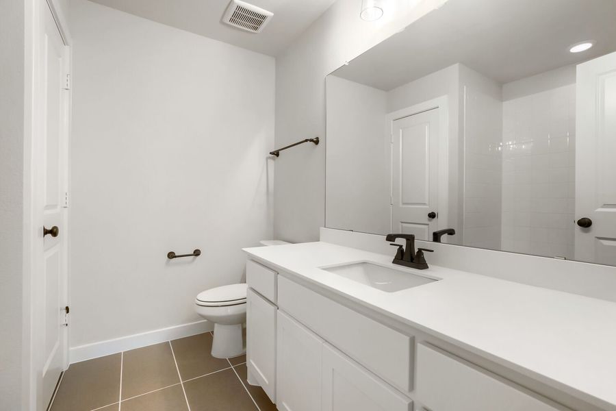 2613 Grinnel - Full Bathroom