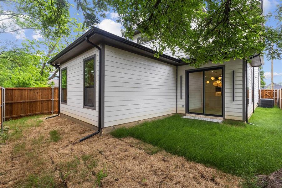 Exterior details and patio area of a home in , Dallas (Image 4).