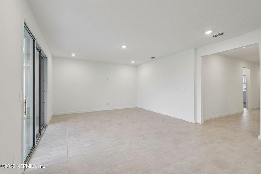 Spacious, unfurnished interior of a new home in Azalea Creek, Jacksonville (Image 32).