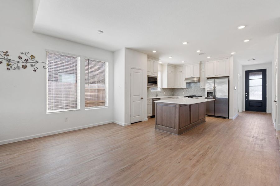The area between the kitchen and living room is the breakfast area, perfect for a long dining table or a round breakfast table!