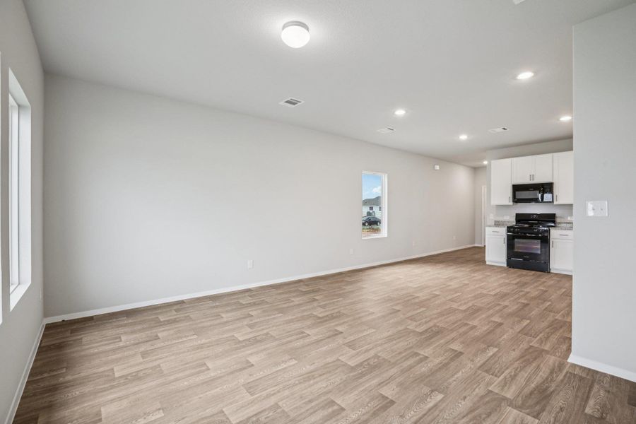 Spacious, unfurnished interior of a new home in Harvest Ridge, Elgin (Image 14).